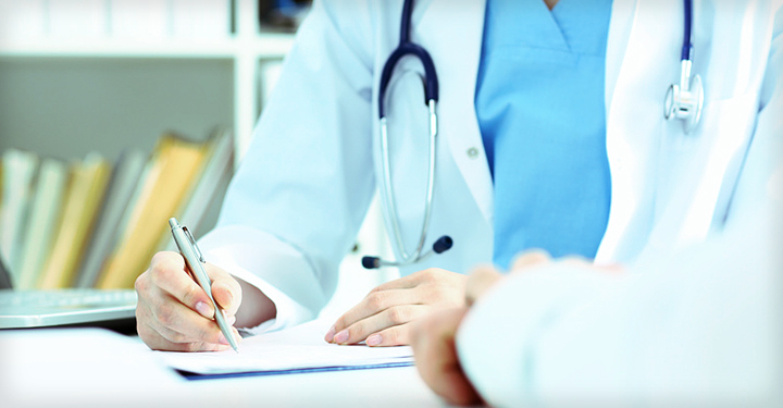 Arzt unterschreibt einen Patientenplan